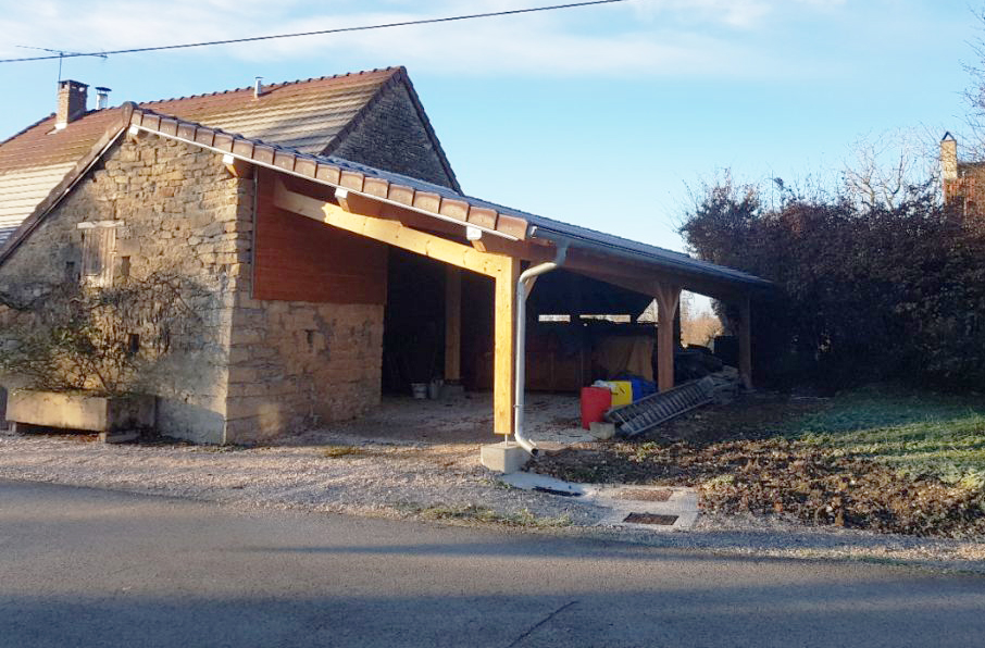 Auvent sur poteau à Larnaud